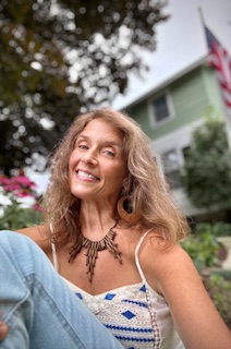 a photo of the artist